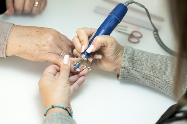 Découvrez la ponceuse à ongles idéale : notre sélection des meilleurs modèles